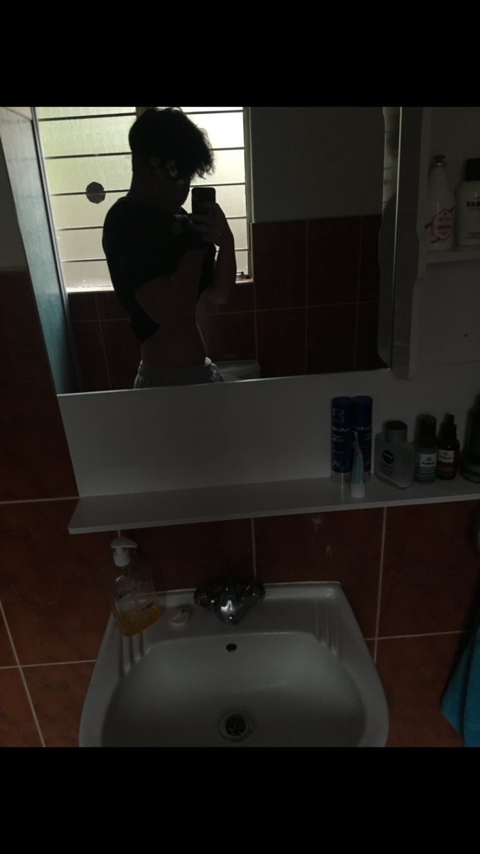 YoHavix's tweet image. 1st pic - Me in January 
2nd pic - Me in November 

down 24kgs 😊