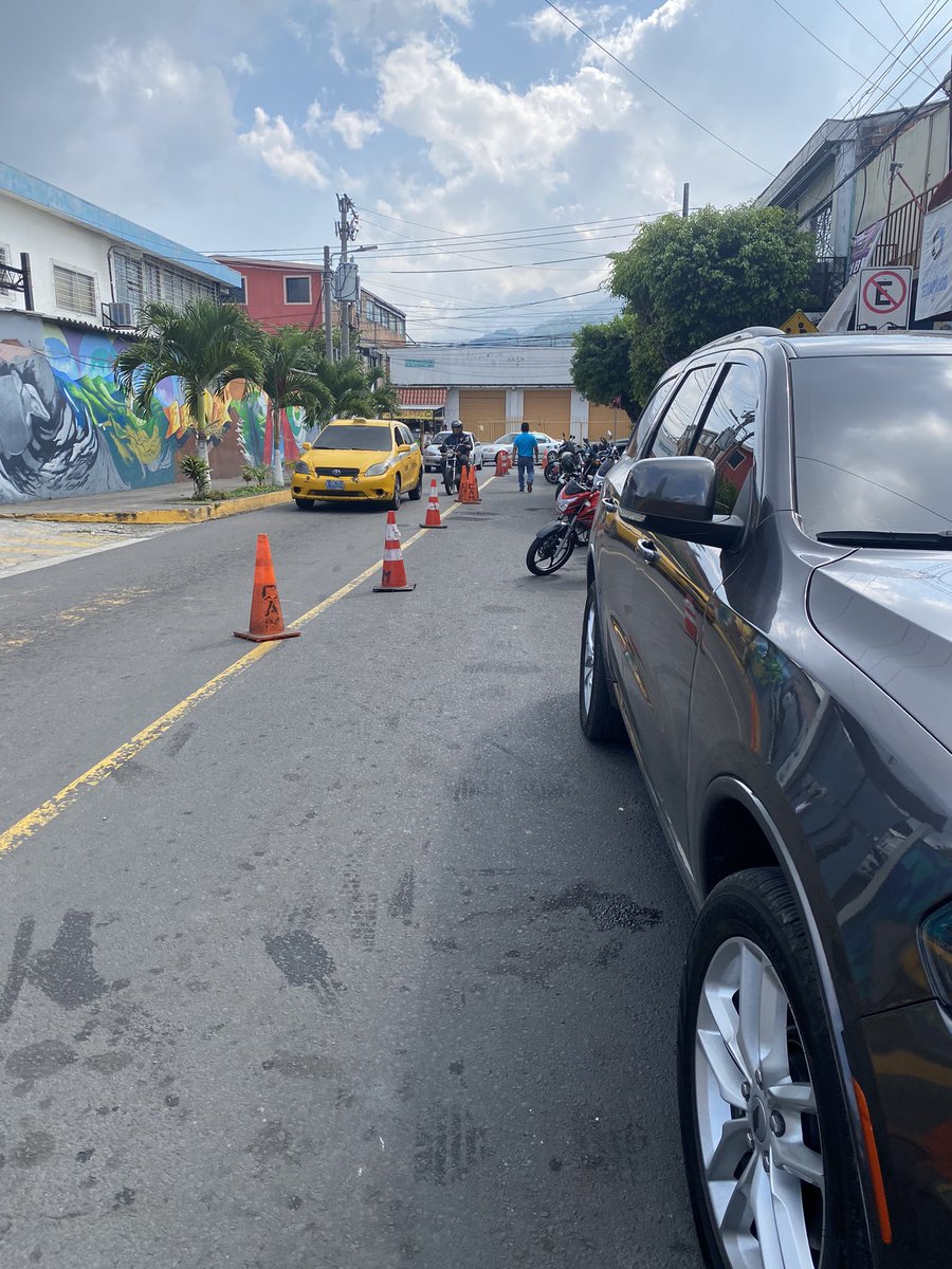 AbarcaIvon's tweet photo. La alcaldía ha privatizado la 1ra Avenida Sur de Soyapango, para parqueo de motos, funcionarios de la alcaldía y usuarios. ¿Será legal esta acción? @VMTElSalvador @nayibbukele @DenunciasElSV https://t.co/5hqI7HLhWD