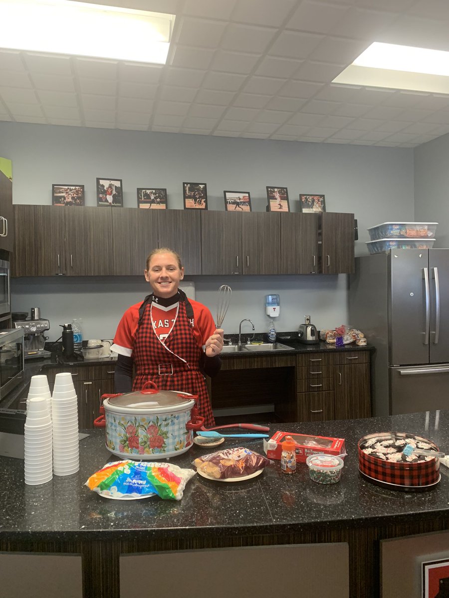 Coach_SniderSB's tweet photo. Show me a better #Teammate than @MadelynSaven! Making hot chocolate and spreading Christmas cheer for our team! #WreckEm 🌵 https://t.co/DLaMnmEuts