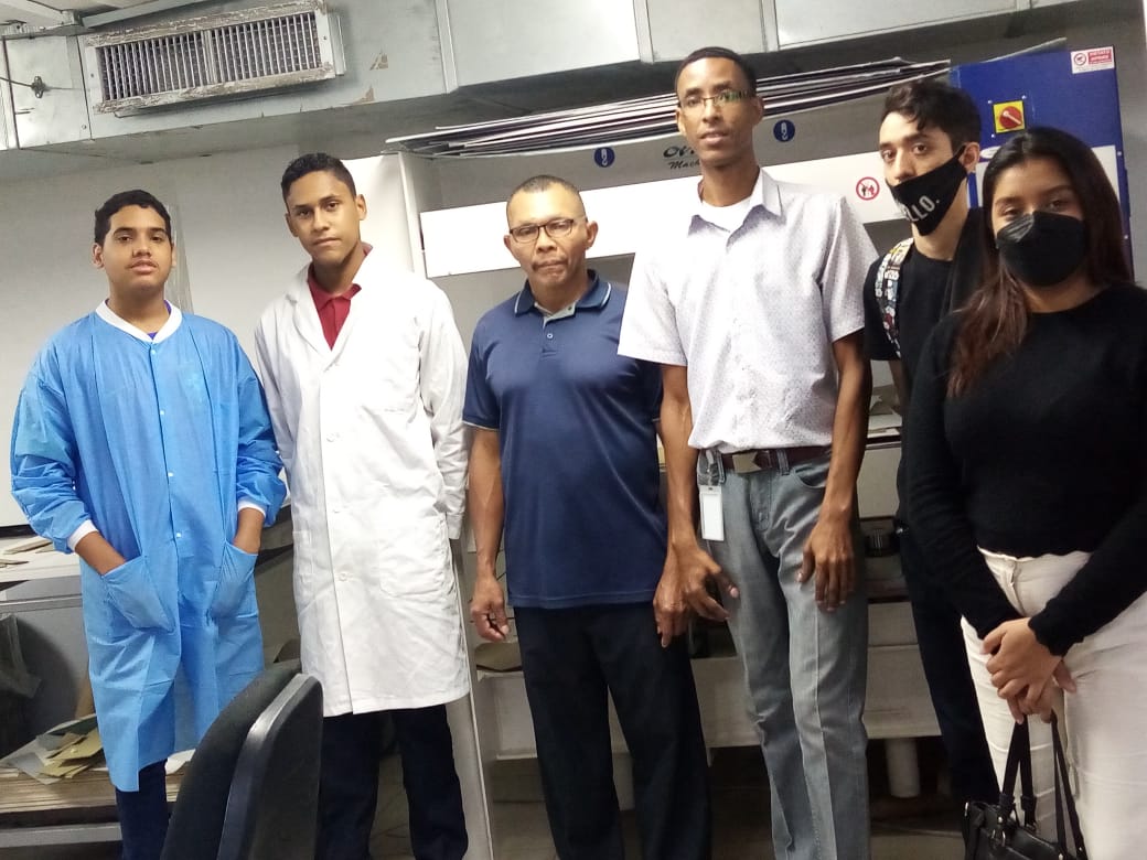 ArchivoNacPma's tweet photo. Dentro del marco conmemorativo al mes de la patria, los universitarios José Francisco Escalona y Dulce Flores, de la Esc. de Historia de la Fac. de Humanidades de la @UNIVERSIDAD_PMA realizaron un recorrido didáctico tutelados por la prof. María Cecilia Escalona. #UnArchivoVivo🇵🇦 https://t.co/Uf5hfNCSt6