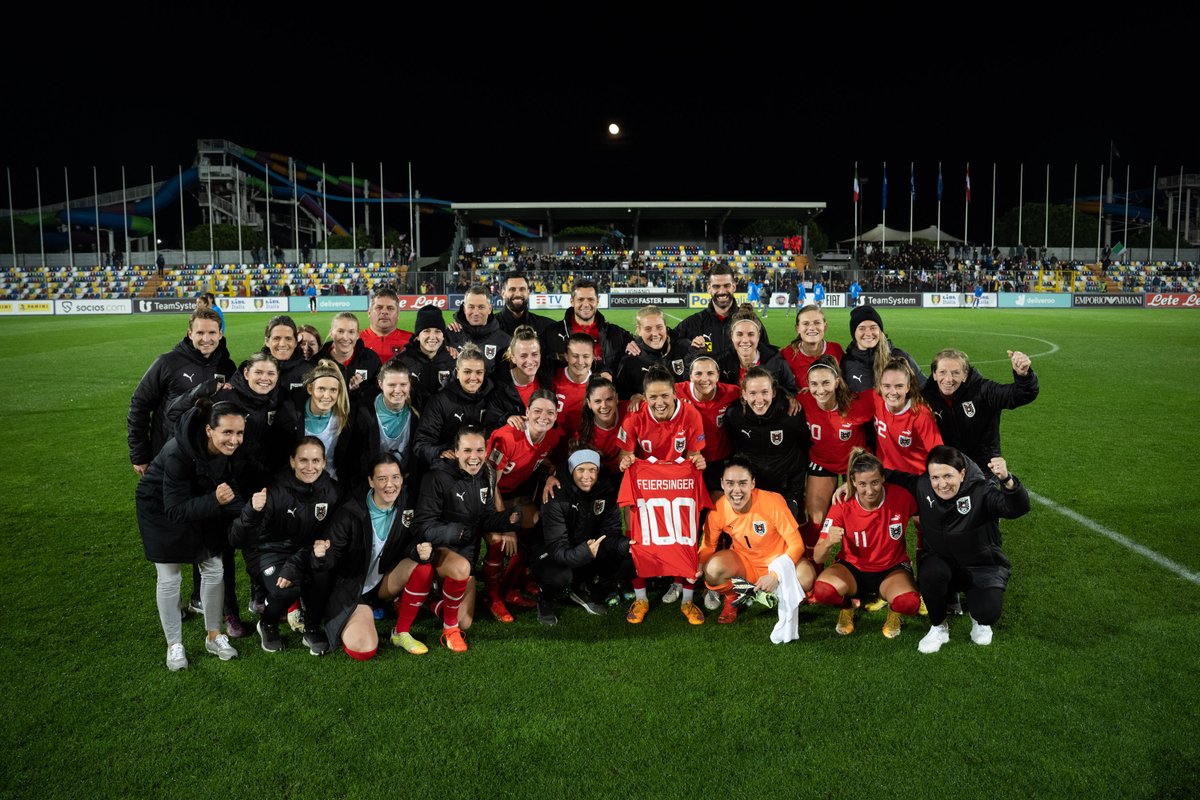 oefb1904's tweet photo. Fühlt sich in Stadien mit Wasserrutschen-Horizont wohl: Das #FrauenNationalteam 🇦🇹🥳

#GemeinsamÖSTERREICH 🦅
#ITAAUT 📲 https://t.co/OaGAU9ZuRN https://t.co/VYOWMzoQzi