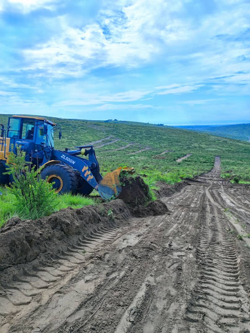 stratimmo's tweet photo. Nous travaillons. Nous traçons des rues, posons des bornes, creusons des puits.
J’invite quiconque à venir constater l’expansion de la Cité des Manguiers et des travaux que nous y menons.

Infos au : 

📞 +243 900 900 555 ( WhatsApp )
📞 +243 900 900 777. https://t.co/0PqEdJcv4I