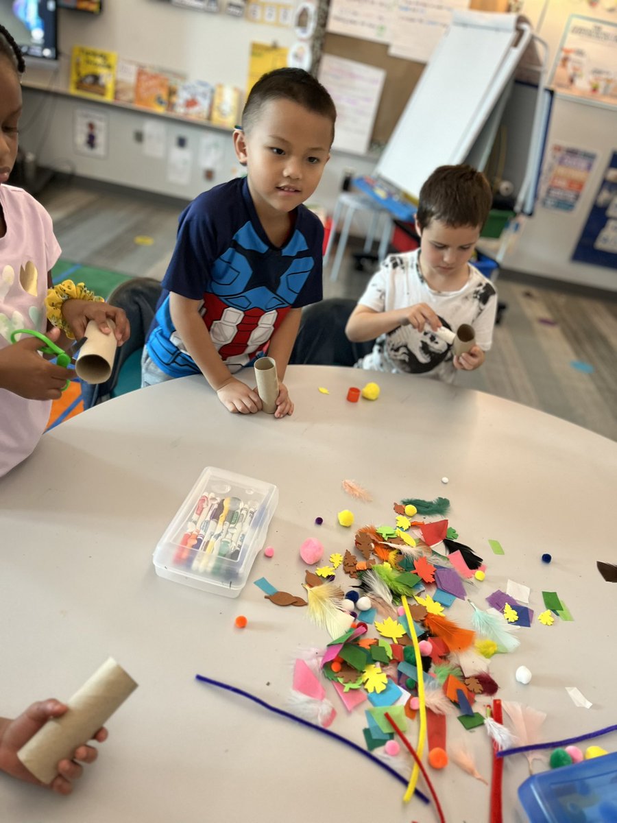 GuentherRachael's tweet image. STEAM activity today! After reading, writing, and counting turkeys these little cubs made a Turkey! The only instructions were to use what was on the table to make a Turkey! #likeafox @FoxKISD @Kleinisd_ELC #kindermagic