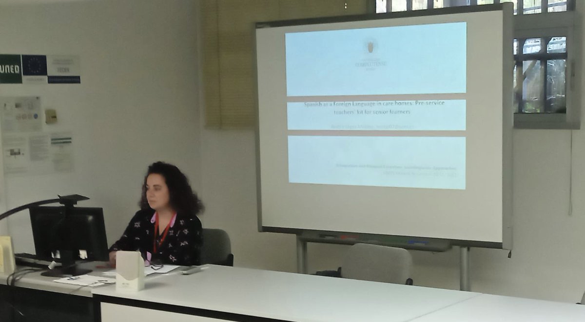 Beatriz_LMedina's tweet photo. Today @UNED, describing how an intergenerational work is possible: pre-service teachers preparing training sessions and teaching materials for third agers learning #Spanish as additional language in Scottish care homes #BIUNED #ELE https://t.co/N1NawtaBCM