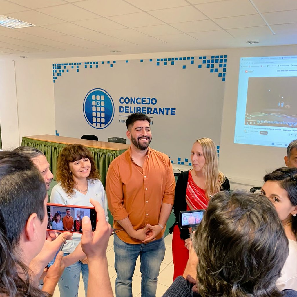 SantiGalindezok's tweet photo. Fue una gran alegría acompañar una nueva edición del #RhWeek, que por primera vez, se realizó de forma presencial su última jornada. Un evento pensando y organizado por profesionales de rrhh con la finalidad de seguir generando herramientas que ayuden a mejorar la #empleabilidad https://t.co/sDZqGaSbBp