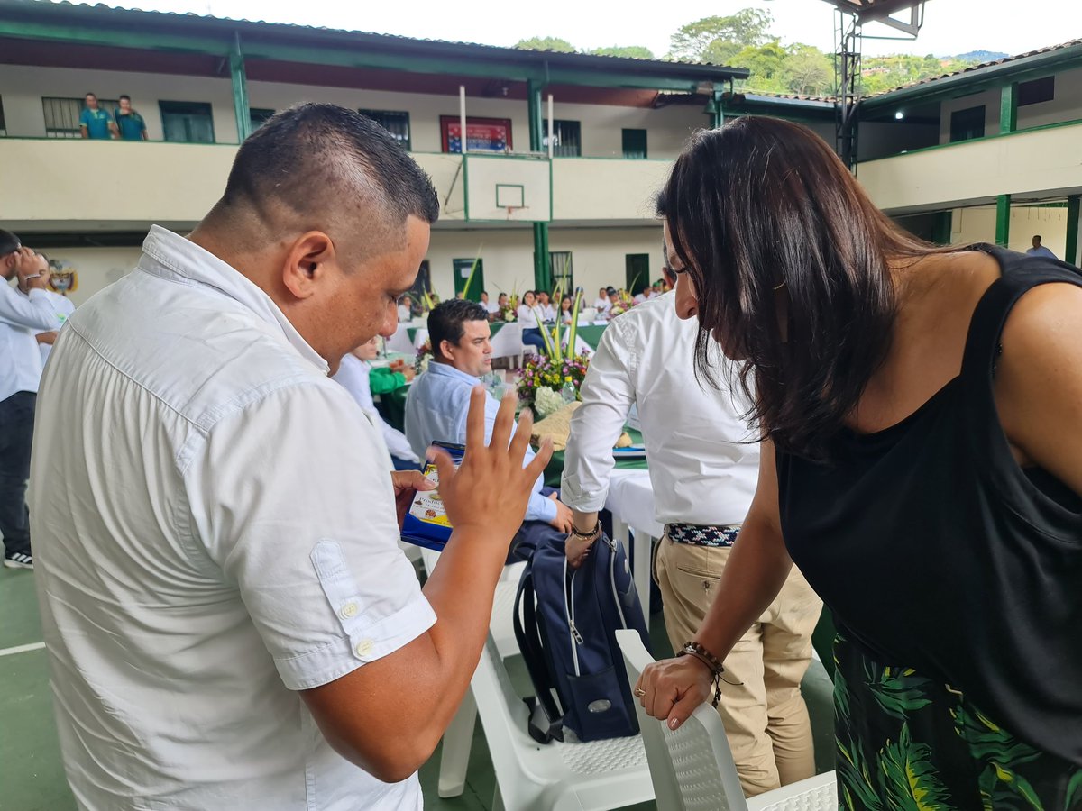 VoyconFroy's tweet photo. Le entregamos a la Senadora @PaolaHolguin un #CaféEspecial en representación de todos los productores de nuestro Municipio. https://t.co/pakkCLi3tR