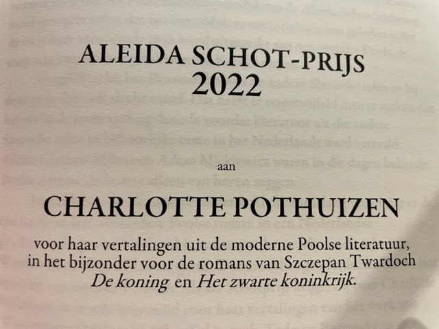 PLinNederland's tweet photo. "Na 27 jaar is het de 2de keer dat deze prijs aan een vertaler uit het Pools wordt uitgereikt. In 1995 ontving...Karol Lesman deze prijs voor "Onverzadigbaarheid" van #Witkacy" zei laureaat Charlotte #Pothuizen bij de uitreiking. Gefeliciteerd Charlotte! https://t.co/MWeG4KYGa1
