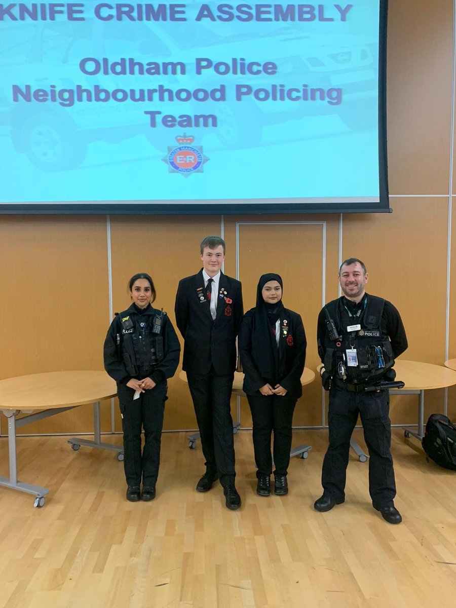 TRSCareers's tweet photo. We have been working with our Neighbourhood Prevention officers this week @TheRadclyffe All year groups are receiving a knife crime presentation informing them how to keep themselves and others safe! #GoodCitizens #MakingTheRightChoices https://t.co/gaN92fHrBs