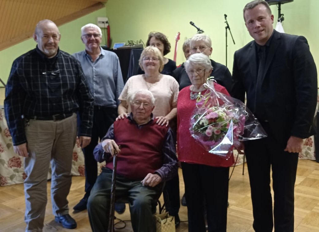 Commémorations et repas des Seniors à <a href="/ValAuPerche/">Val-au-Perche</a> en ce 11 novembre. L’intergénérationnel était au rdv : le devoir de mémoire passe par les nouvelles générations.