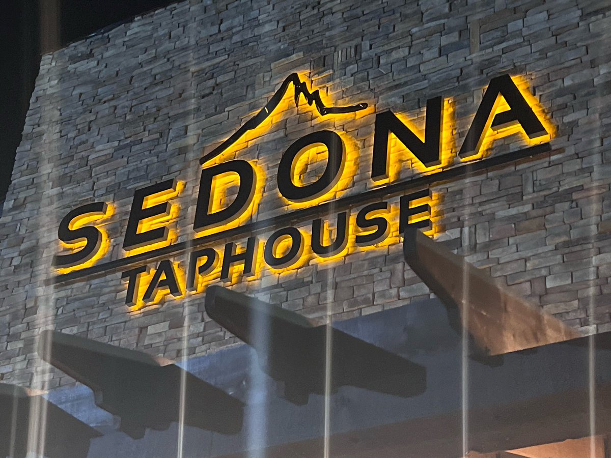 ZMHSports1's tweet photo. Big thank you to @Sedonataphouse  for once again feeding the Colonel offensive Line!! Great food and fellowship! https://t.co/wPiOZrUDgH