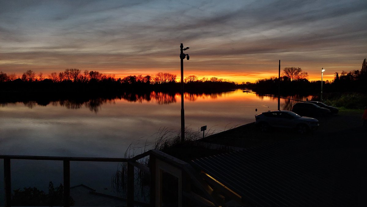 Startnummers #Lingebokaal en bijbehorende tijdvak om het water op te gaan staan op de website: rvleerdam.nl/index.php/de-l…
Het water bij de start in Kedichem wacht op u ;-)