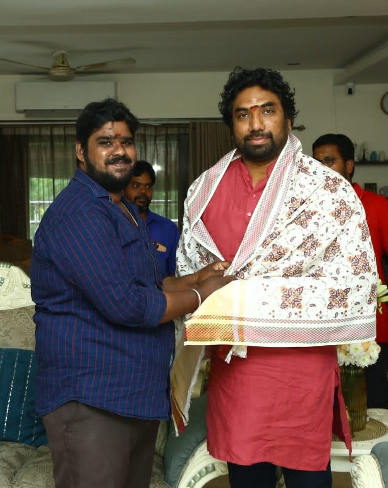 MandaiveliN's tweet photo. இன்று பிறந்த நாள் காணும் எங்கள் ஆன்மிக செம்மல் அன்பு அண்ணன் *வி.ப.ஜெயபிரதீப்* அவர்களை நேரில் சந்தித்து வாழ்த்து தெரிவித்தோம்.
 உடன் 
 *P. சதீஷ் குமார்* https://t.co/TwXibWALsW
தென்சென்னை வடக்கு (கிழக்கு) மாவட்ட இளைஞர் இளம்பெண் பாசறை அணி செயலாளர் https://t.co/t45ge9DHqt