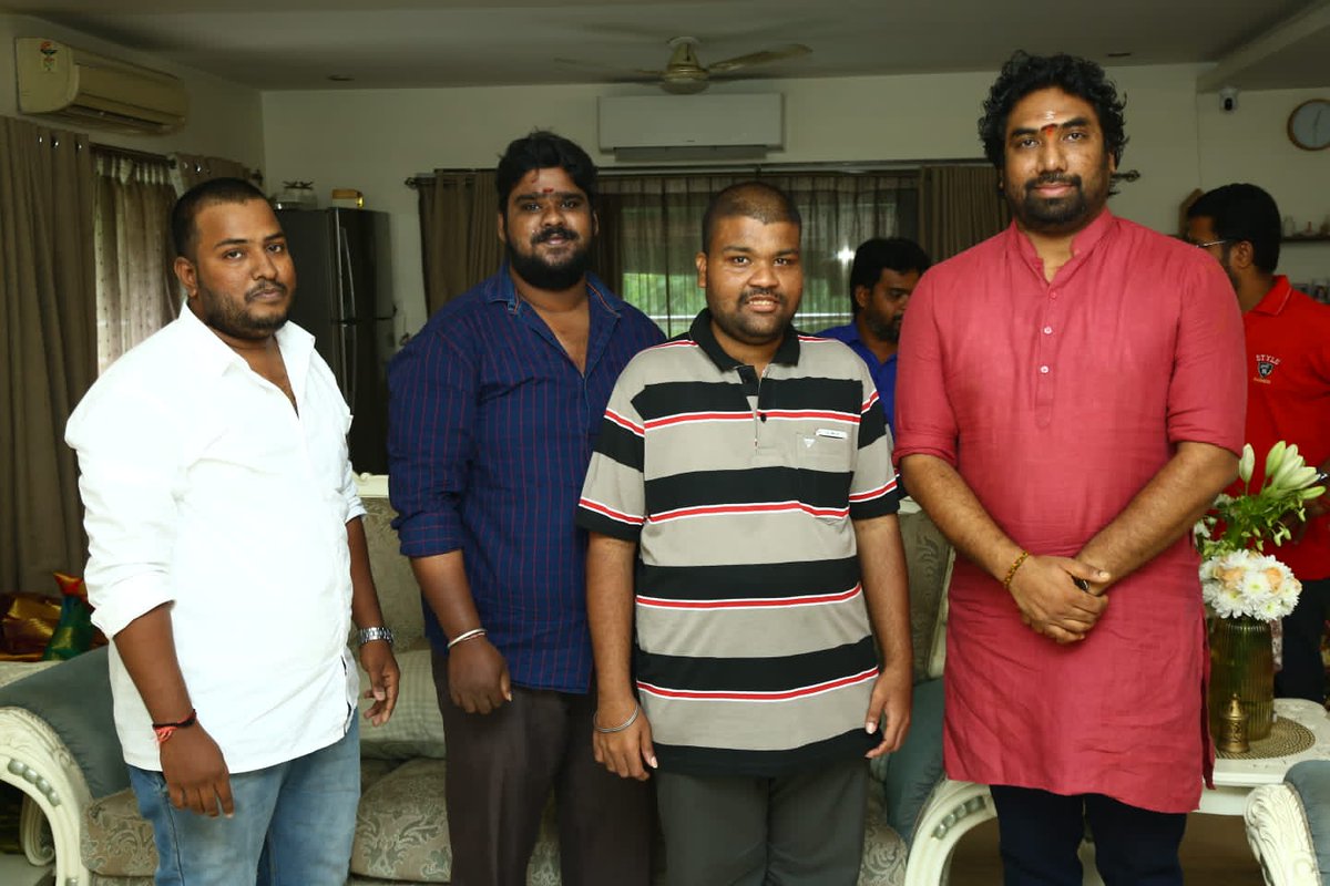 MandaiveliN's tweet photo. இன்று பிறந்த நாள் காணும் எங்கள் ஆன்மிக செம்மல் அன்பு அண்ணன் *வி.ப.ஜெயபிரதீப்* அவர்களை நேரில் சந்தித்து வாழ்த்து தெரிவித்தோம்.
 உடன் 
 *P. சதீஷ் குமார்* https://t.co/TwXibWALsW
தென்சென்னை வடக்கு (கிழக்கு) மாவட்ட இளைஞர் இளம்பெண் பாசறை அணி செயலாளர் https://t.co/t45ge9DHqt
