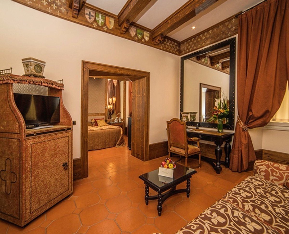 EliteHotelMktng's tweet image. In the Tuscan Junior Suites at Hotel Bernini Palace-#Florence, the wood…the tiles…the fabrics all combine to re-create a comfortably lavish Tuscan apartment where guests experience what the hotel calls a “magically intimate” experience 😍.

hotelbernini.duetorrihotels.com/en/luxury-hote…

#tuscanstyle