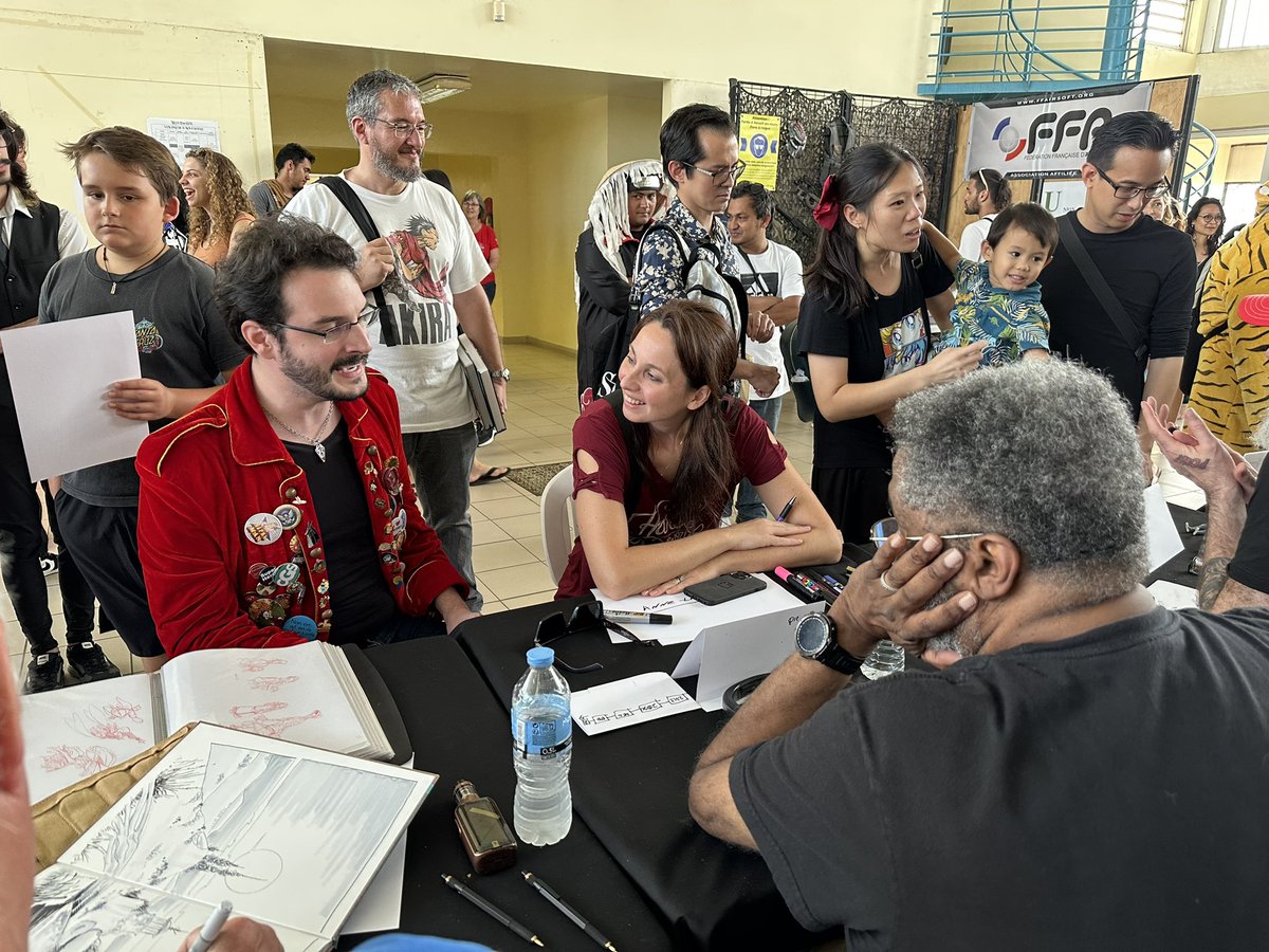 Merci d’avoir renvoyé le soleil de notre côté de l’hémisphère. On petit déjeune tranquillement avant d’attaquer la 2e journée du Week-End Geek de Nouméa. 😎🌺