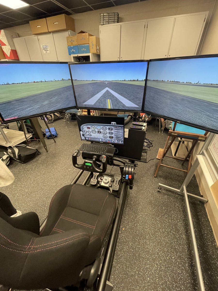 Luckie_EDU's tweet image. @GulfShoresHS has students building and flying planes, so @GulfShoresMS is getting students prepared with their new #STEMPilot #flightsimulator! Students are loving the #innovative experiences available all @GulfShoresBOE schools.