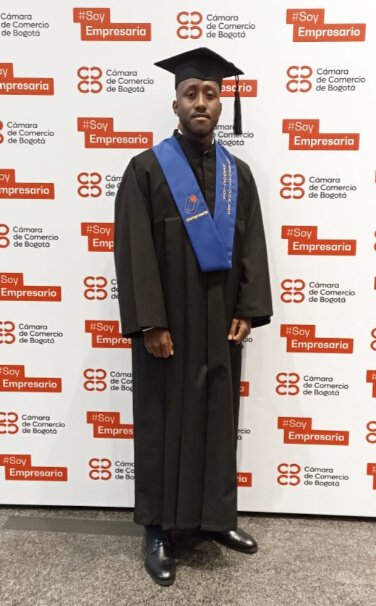 Hoy más de 100 jóvenes que aceptaron el reto de aprender bajo el modelo dual alemán se gradúan. Muchos de ellos ya han visto los frutos de este importante proceso.

¡Felicitaciones! 

#Uniempresarial 
#AprendeHaciendo 
#SomosDual