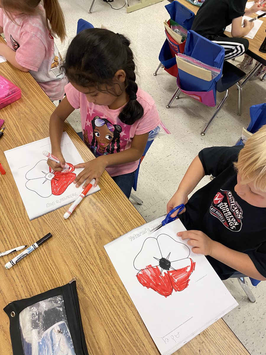 Using mixed media to make our poppies to honor those on Veteran’s Day! Discussing how color, shape, and lines make our poppies pop!@Hasty_Huskies @MRegan0123 @JanetMarotte777 @Beth_Coryell #raisingthebar #artsintegration