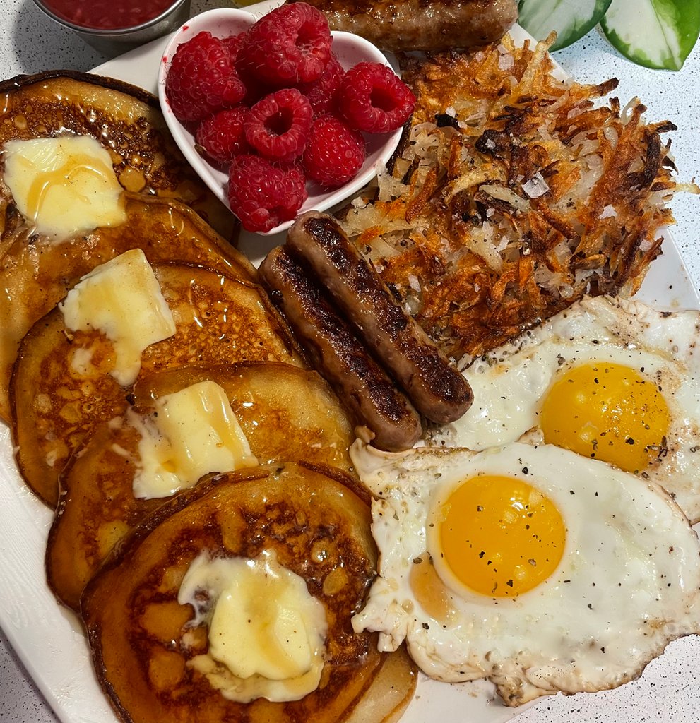 foodietechlab's tweet photo. [homemade] buttermilk pancakes, sausage, hash browns, eggs #viral #trending #foodie #foodblogger #foodphotography #ff #tbt #ico https://t.co/uxDXFEBvn3