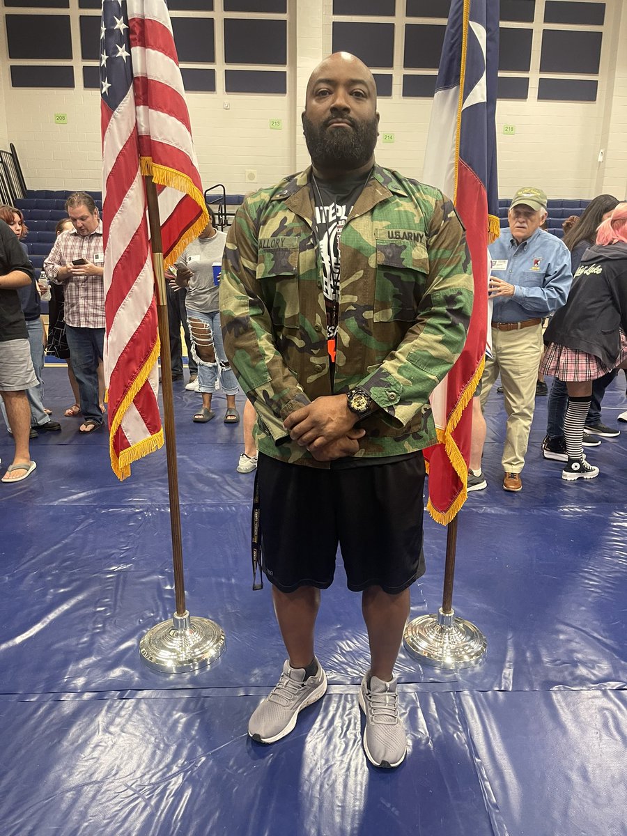 HumbleISD_WLMS's tweet photo. One of our own. Few knew that our very own Coach Mallory served in the Army before becoming a coach. He brings an intensity and discipline to @WLboysathletics that is valued and an asset. #watchthepack! #alphaamazing https://t.co/KLGbPgm5T1