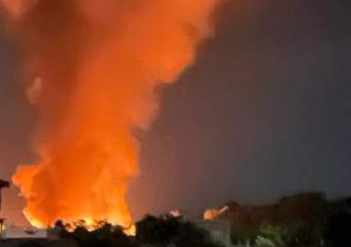 miN13700's tweet photo. After SheinMaKar police station was attacked with artillery shells, junta troops raided SheinMaKar village in Sagaing Region's Wetlet township and set fire to civilians' houses, starting from 11.15 pm on November 11.
#2022Nov12Coup
#WhatsHappeninglnMyanmar https://t.co/NERr7dB1pf