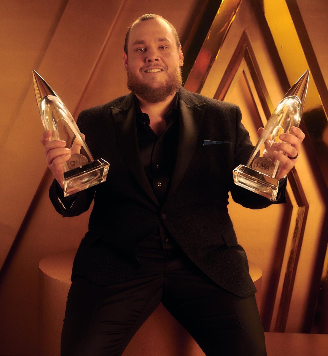 CountryMusic's tweet photo. Having your hands full isn't such a bad thing sometimes! 😉🏆 #CMAawards https://t.co/EBcrKKl9A9