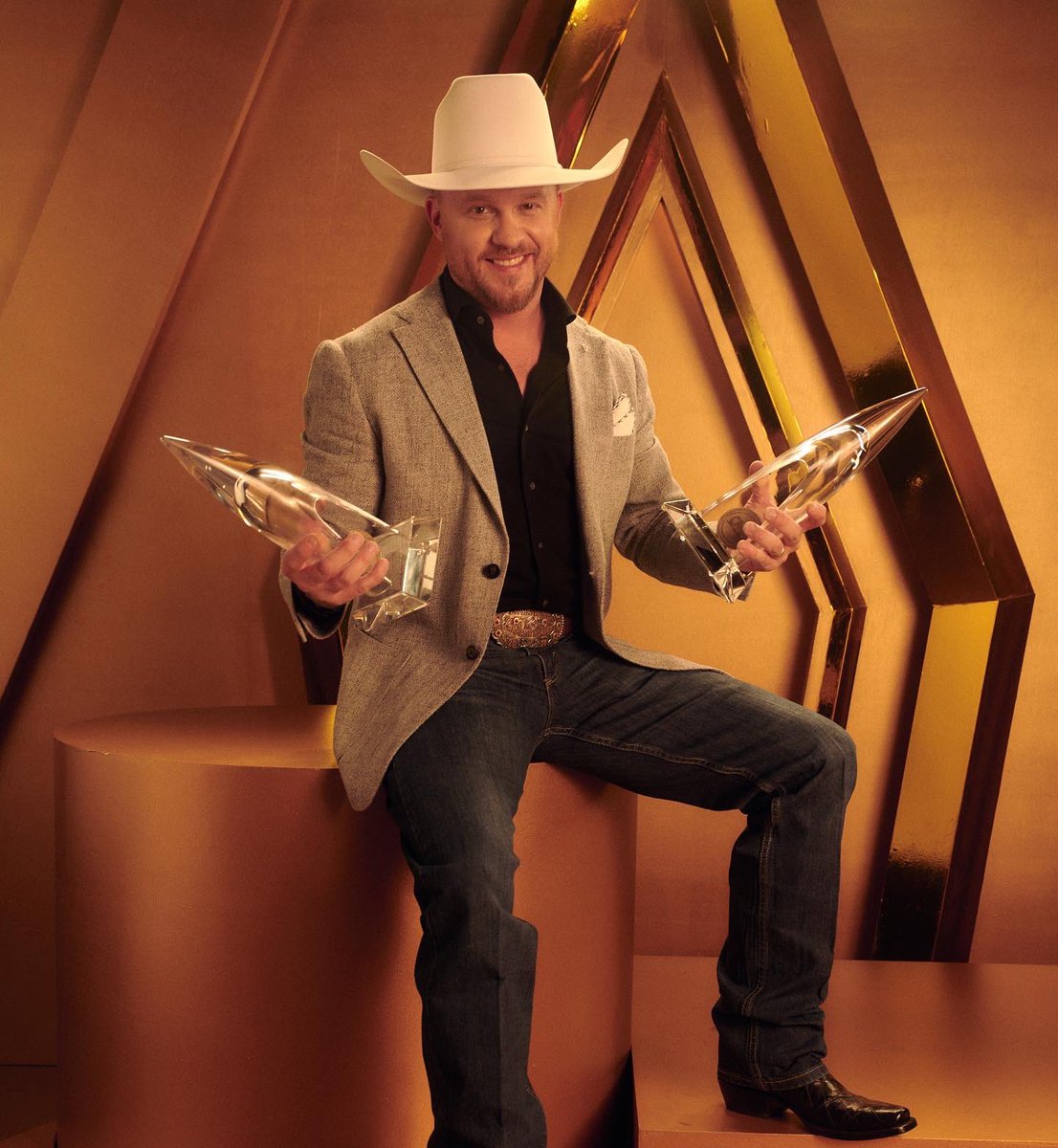 CountryMusic's tweet photo. Having your hands full isn't such a bad thing sometimes! 😉🏆 #CMAawards https://t.co/EBcrKKl9A9