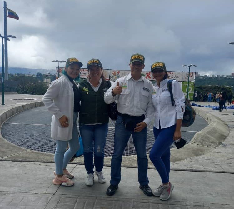 senafim_gob's tweet photo. #SenafimAlDía
#Caracas | #Senafim estuvo presente a la Expoferia Café, Flores y Miel en el Parque Bolívar de La Carlota, espacio que marca una ruta de trabajo, para seguir organizándose con el fin de apoyar a los productores, sus sectores y rubros. https://t.co/7K9kK438uR