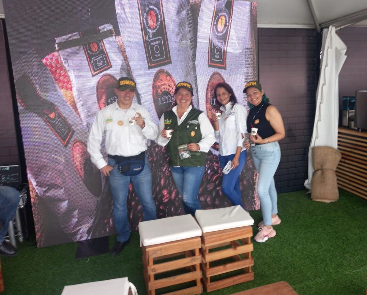senafim_gob's tweet photo. #SenafimAlDía
#Caracas | #Senafim estuvo presente a la Expoferia Café, Flores y Miel en el Parque Bolívar de La Carlota, espacio que marca una ruta de trabajo, para seguir organizándose con el fin de apoyar a los productores, sus sectores y rubros. https://t.co/7K9kK438uR