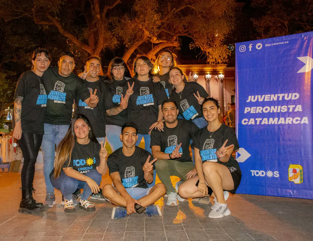 JPCatamarca's tweet photo. ¡El mejor lugar para lxs pibxs es la política! 🗳️

Continuamos asesorando sobre el derecho al #VotoJoven y brindando consultas del #PadrónProvisorio especialmente a quienes votan por primera vez. 

#JPCatamarca ✌🏽 https://t.co/paTQFC03y3
