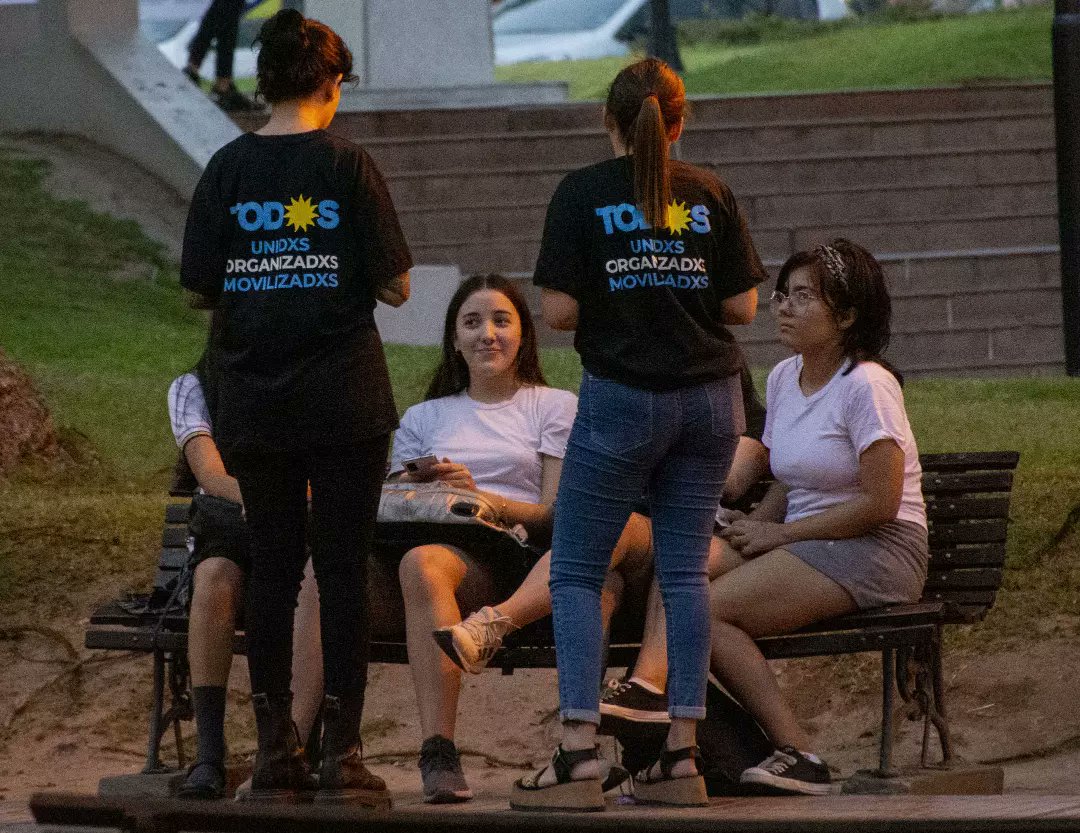 JPCatamarca's tweet photo. ¡El mejor lugar para lxs pibxs es la política! 🗳️

Continuamos asesorando sobre el derecho al #VotoJoven y brindando consultas del #PadrónProvisorio especialmente a quienes votan por primera vez. 

#JPCatamarca ✌🏽 https://t.co/paTQFC03y3