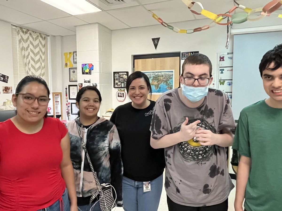 Thank you Ms. Alvarez ⁦<a href="/NISDClark/">Tom C. Clark HS</a>⁩ LSSP.  We are SO lucky to have you! 💐❤️ #NationalSchoolPsychologyAwarenessWeek