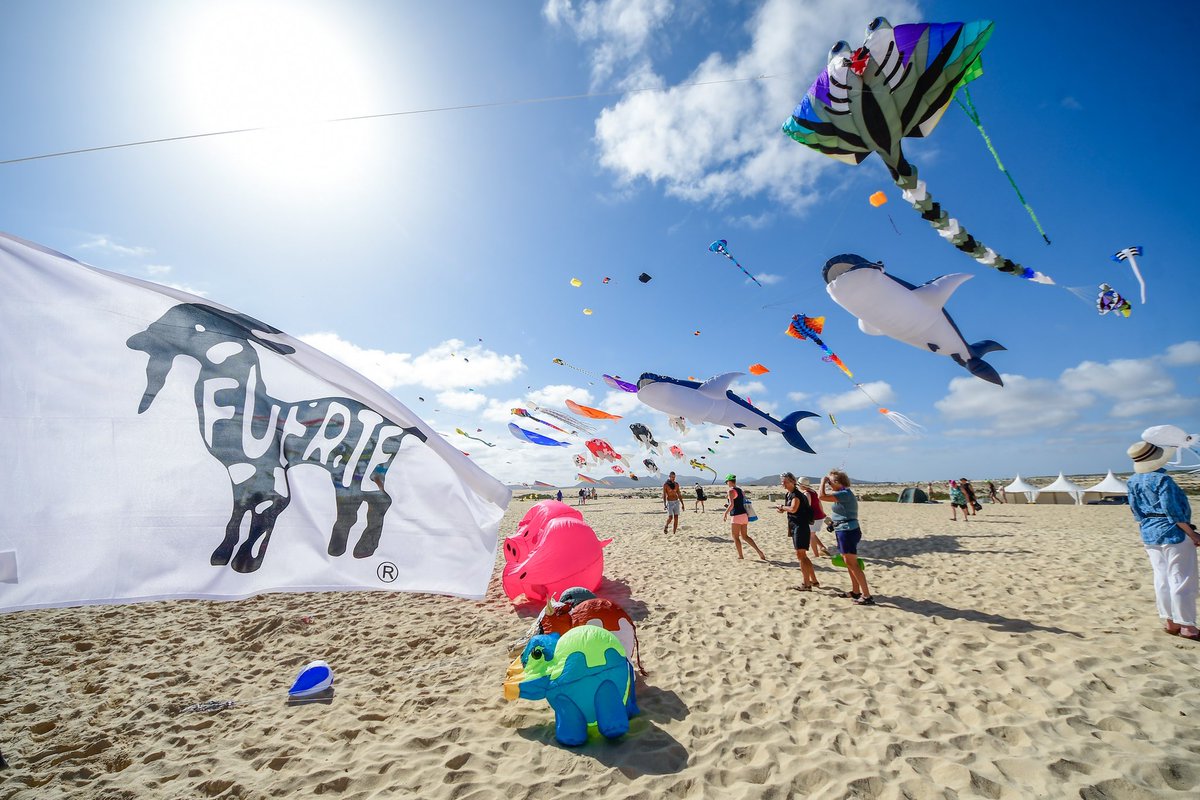 🪁 Hoy se ha celebrado el vuelo inaugural del 35º Festival Internacional de Cometas de Corralejo con más de 200 cometas en el aire, el mayor número de los últimos años y más de 230 escolares.