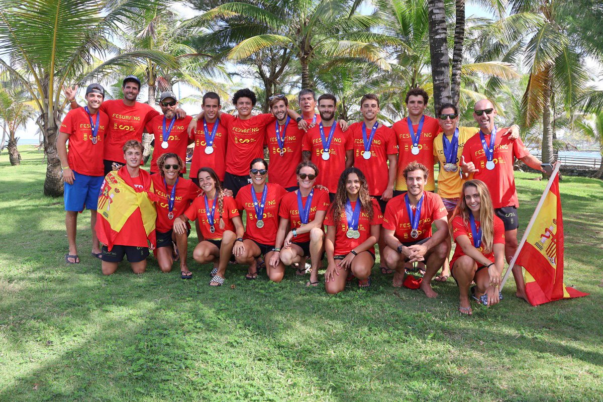 La Canarias 🇮🇨 Alba Frey e Iballa Ruano, subcampeonas del mundo junto al Equipo Nacional de Stand Up Paddle en el último mundial celebrado en Puerto Rico 🇵🇷 . Medalla plata🥈 <a href="/ISAsurfing/">International Surfing Association</a> #larojasup <a href="/FESurfing_/">Federación ESP Surfing®</a>