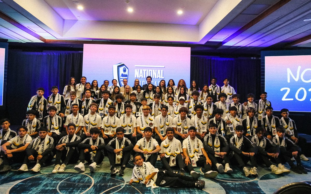 La foto más esperada 🥁 

Ya están en nuestra historia: Generación 2⃣0⃣2⃣2⃣ de #AllstateSueñoAlianza 📜 <a href="/Allstate/">Allstate</a> 

#AlianzaDeFutbol