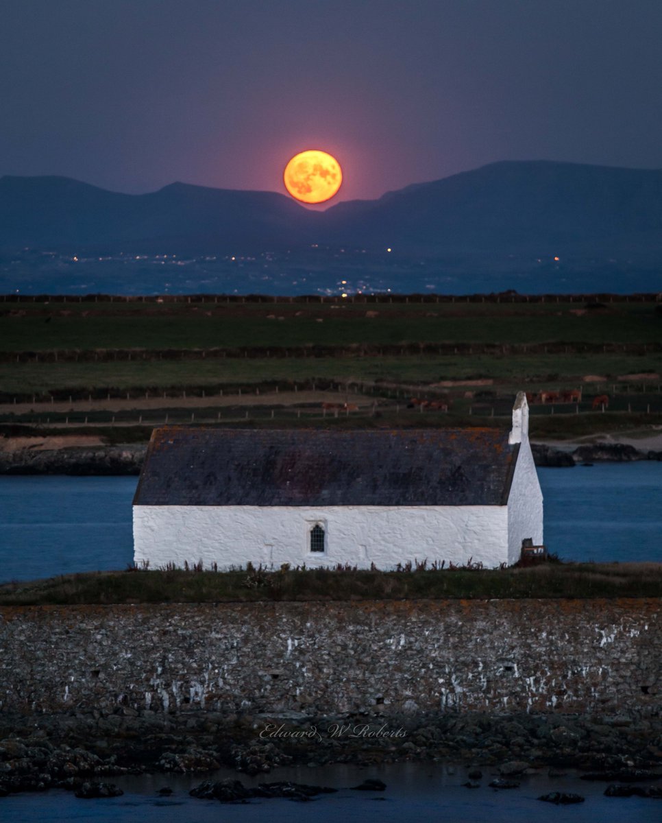 edroberts53's tweet photo. Full moon rising above Eglwys St. Cwyfan, #Anglesey #Ynysmon #Churchinthesea #snowdonia @ItsYourWales @Ruth_ITV @S4Ctywydd @WalesCoastPath @Sue_Charles https://t.co/a1Fr2d00Oh