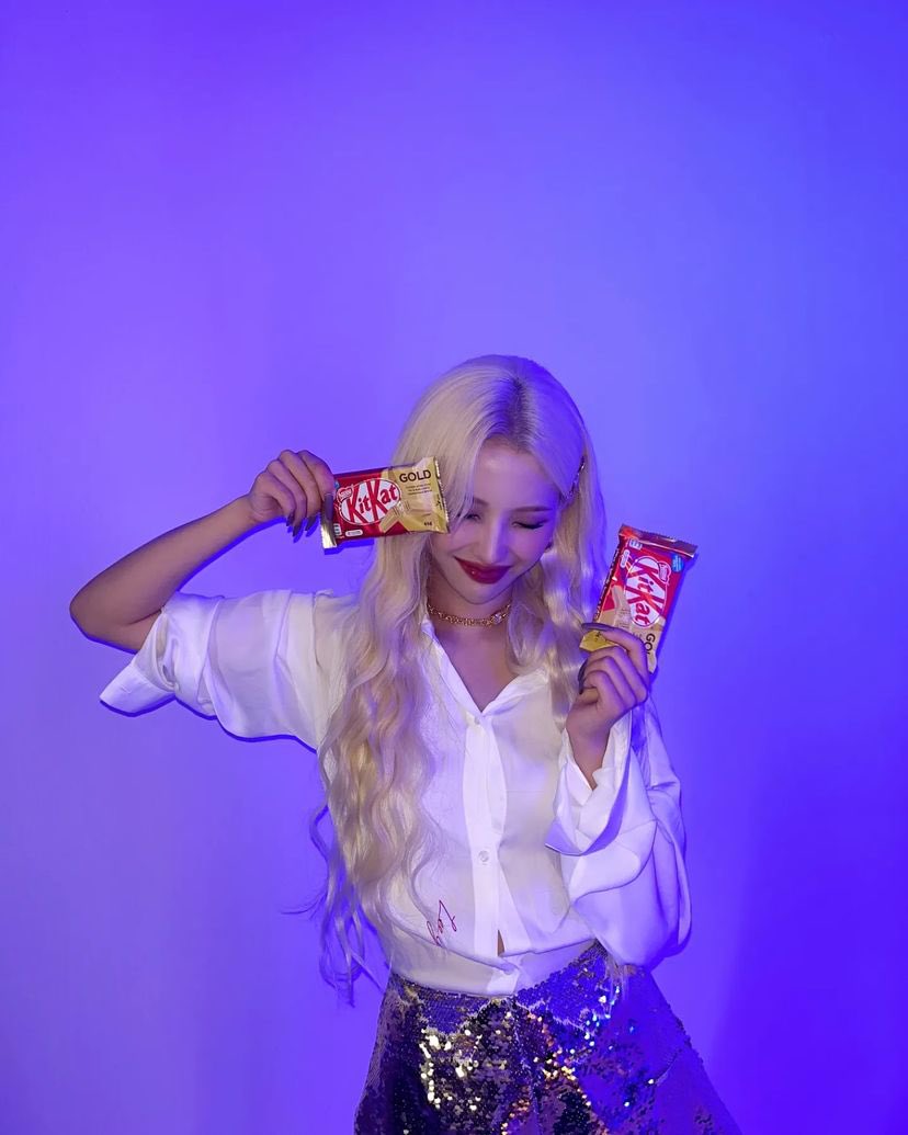 i_dleph's tweet photo. [📸] 20221111 tiny.pretty.j Instagram Update

💛❤

 #Cosmopolitan 
 #Kitkat(@kitkatkorea)

#킷캣 #킷캣골드 #KITKATGOLD
#Kitkat_Gold_wish

#GIDLE   #여자아이들  
#SOYEON #소연 https://t.co/9jh1VNXXmS