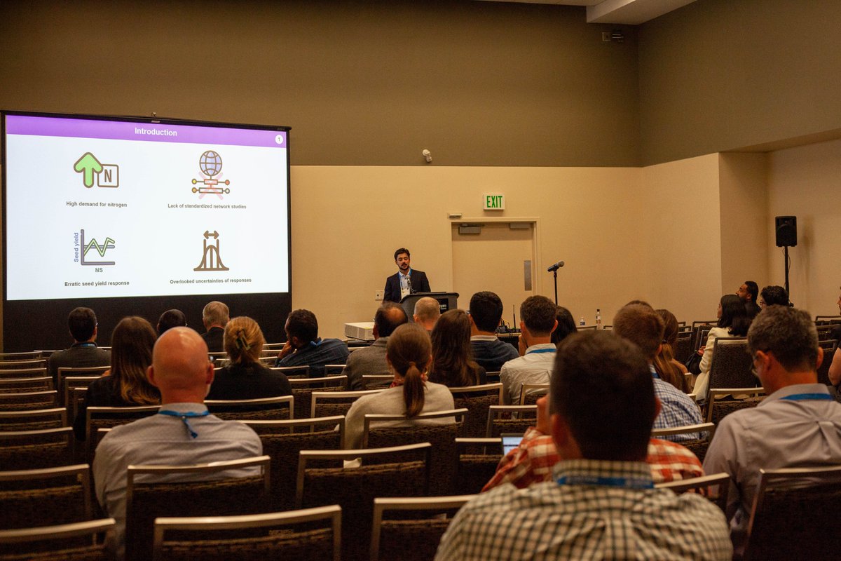 luizfelipe_aa's tweet photo. Grateful for the opportunity to share my work and thoughts with people all over the world at the 2022 ASA-CSSA-SSSA Annual Meeting (Baltimore, MD). Thank you @CiampittiLab and all 14 universities involved in this research! #ACSmtg https://t.co/e0a5oQ4Z9O
