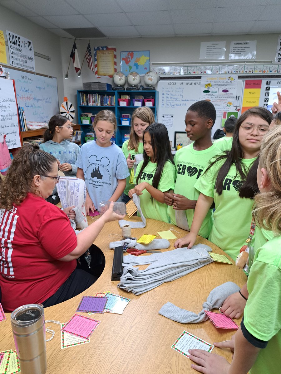 Mrs. McNeil's 4th grade class participating in Alvin Serves Day! They made holiday cards, helped make blessing boxes, painted motivational rocks and cleaned up the neighborhood! #alvinisdserves