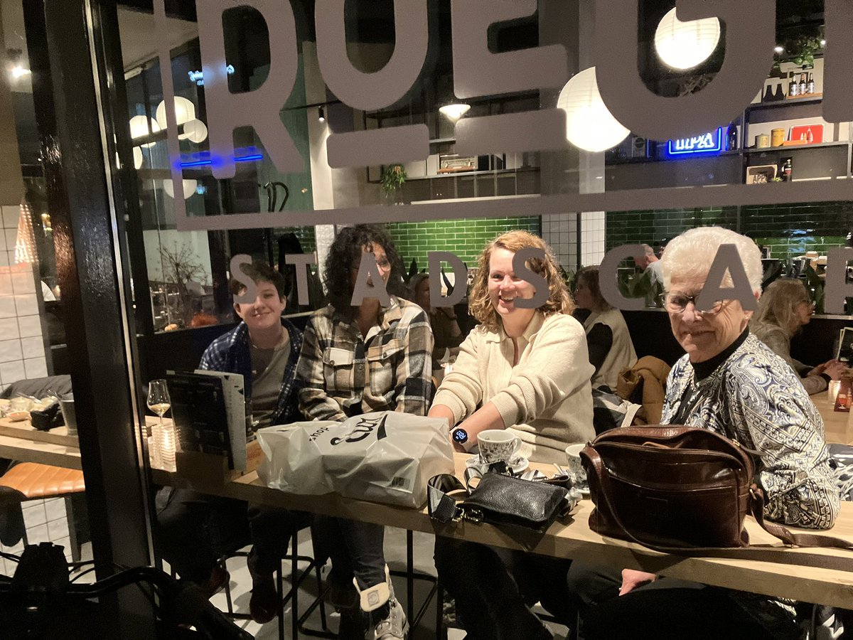 Dat je je, tijdens het roken, ineens realiseert dat de 4 belangrijkste vrouwen in je leven bij elkaar aan de bar zitten.... ❤️