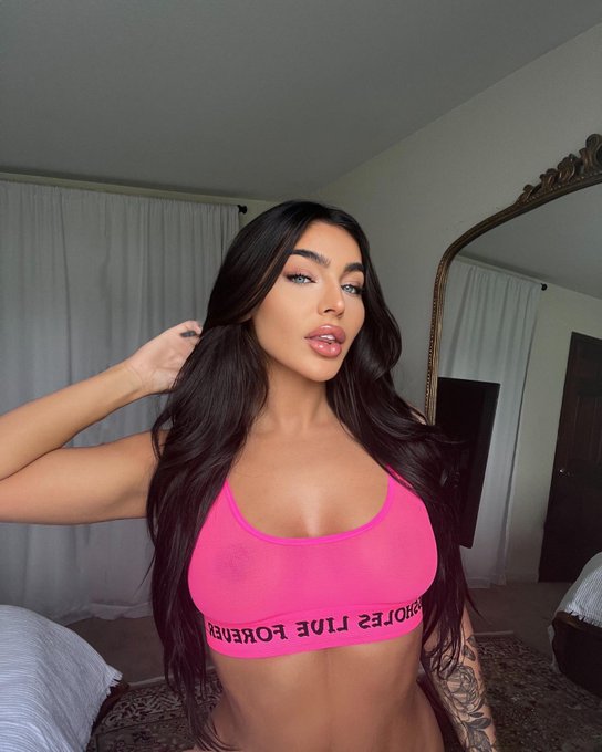 Do I pull my top down? https://t.co/pDDcIAknk5<a href="/tag/booty"class="tags"><span>#booty</span></a>