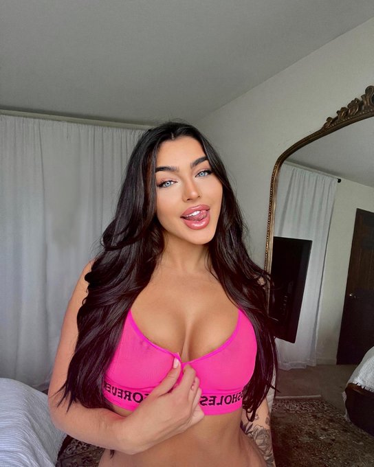 Do I pull my top down? https://t.co/pDDcIAknk5<a href="/tag/booty"class="tags"><span>#booty</span></a>