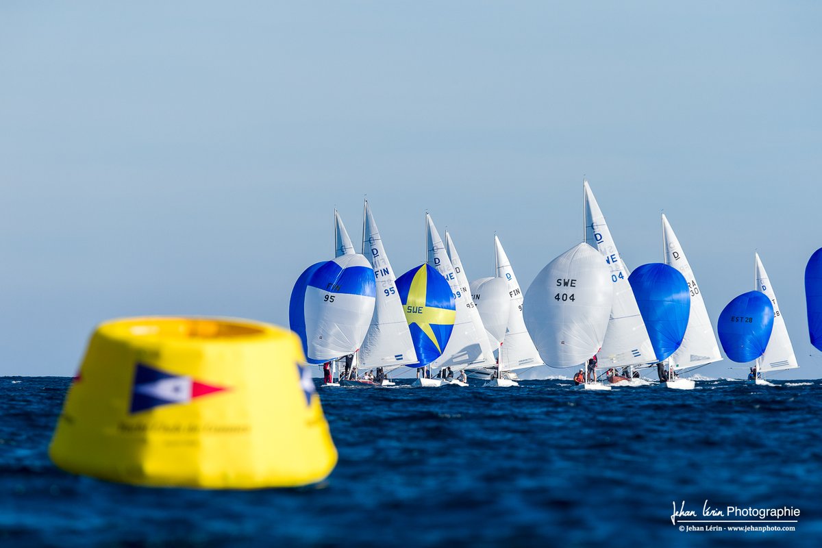 L'Armistice Cup Dragon 2022, épreuve du Championnat de Méditerranée. ☀️⛵️ Sur les 20 équipages internationaux, les suédois de Lörh SWE404 en tête de la première journée. Résultats manage2sail.com/en-US/event/3d… @villecannes @CannesSports #yachtclubdecannes #cannes #armisticecup #voile