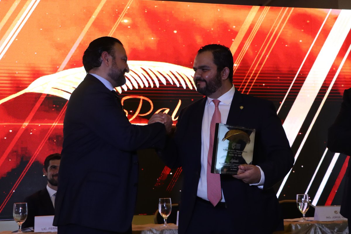 applaudo_'s tweet photo. Last night, we were awarded the Palma de Oro by @camarasal, making us the first Tech company to receive this recognition. We are committed to keeping working to create a positive impact in our country through tech.
Read more: https://t.co/XsIjs8E0KP
#TechMadeInLATAM https://t.co/KJ4MVireX5