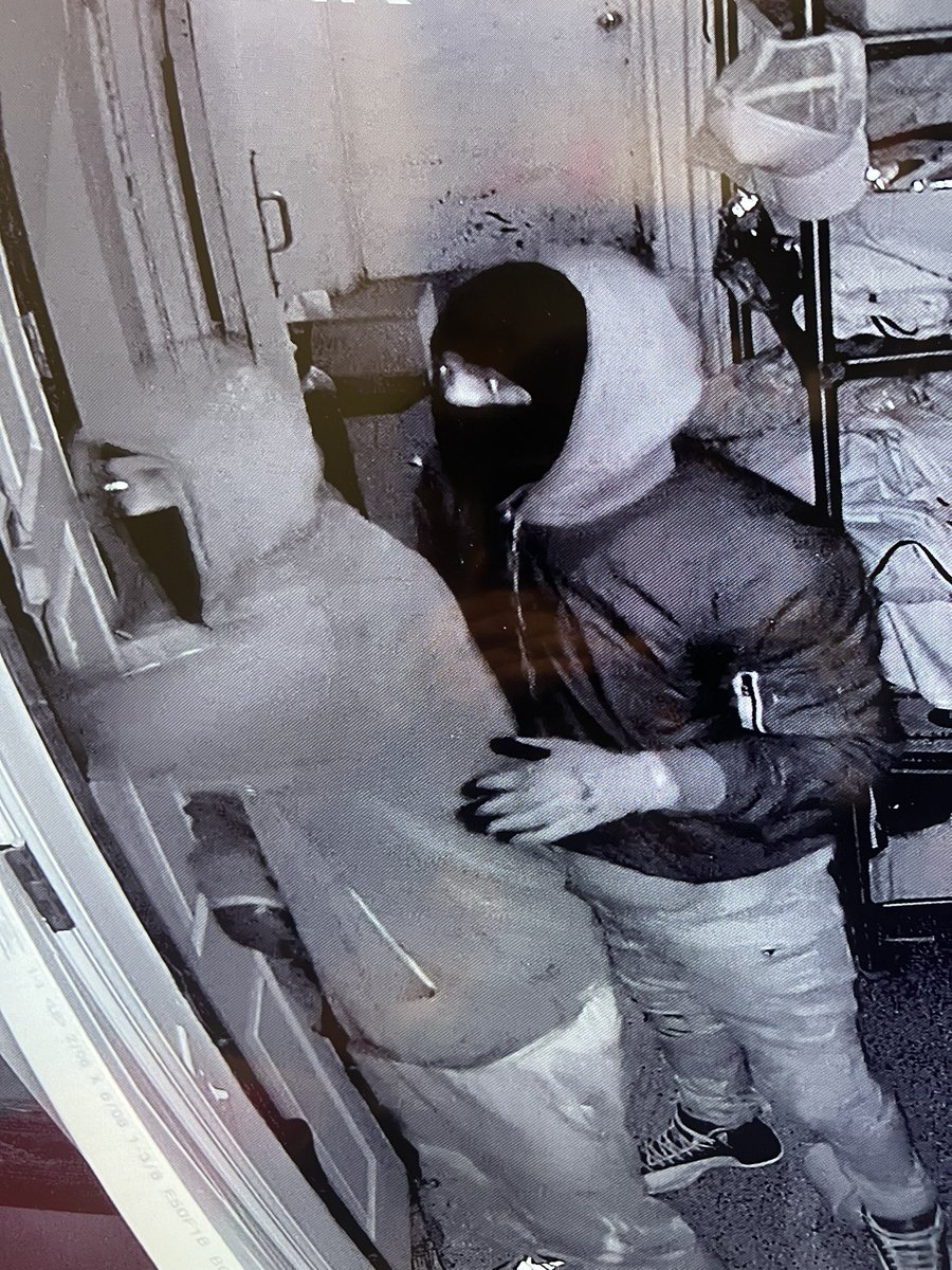 Lagunas22's tweet photo. Twitter friends , need your help! Family business got broken into this morning &amp; they stole a lot. The dummies tried to get rid of the camera system but little did they know we have two systems🙃. 

Twitter, do what you do best , spread the word &amp; RETWEET! 🙏🏼 https://t.co/MJGPNph1l0
