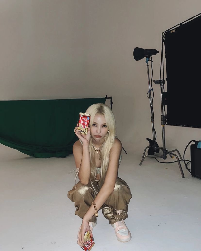 JEONSOYEON_PH's tweet photo. [📸] 20221111 tiny.pretty.j Instagram Update (2)

💛❤

 #Cosmopolitan 
 #Kitkat(@kitkatkorea)

#킷캣 #킷캣골드 #KITKATGOLD
#Kitkat_Gold_wish

#GIDLE   #여자아이들  
#SOYEON #소연 https://t.co/fnM5VWdmWI