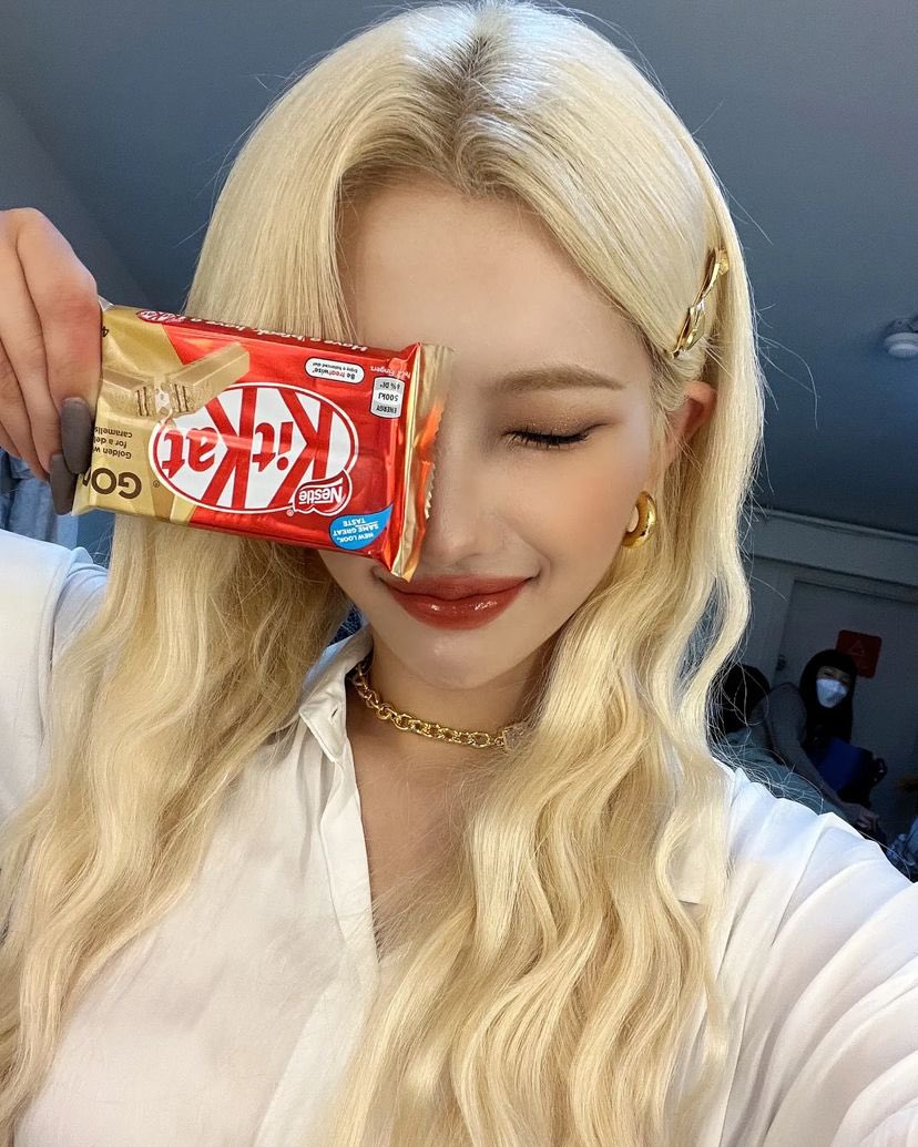 JEONSOYEON_PH's tweet photo. [📸] 20221111 tiny.pretty.j Instagram Update (3)

💛❤

 #Cosmopolitan 
 #Kitkat(@kitkatkorea)

#킷캣 #킷캣골드 #KITKATGOLD
#Kitkat_Gold_wish

#GIDLE   #여자아이들  
#SOYEON #소연 https://t.co/55NnXndj2K