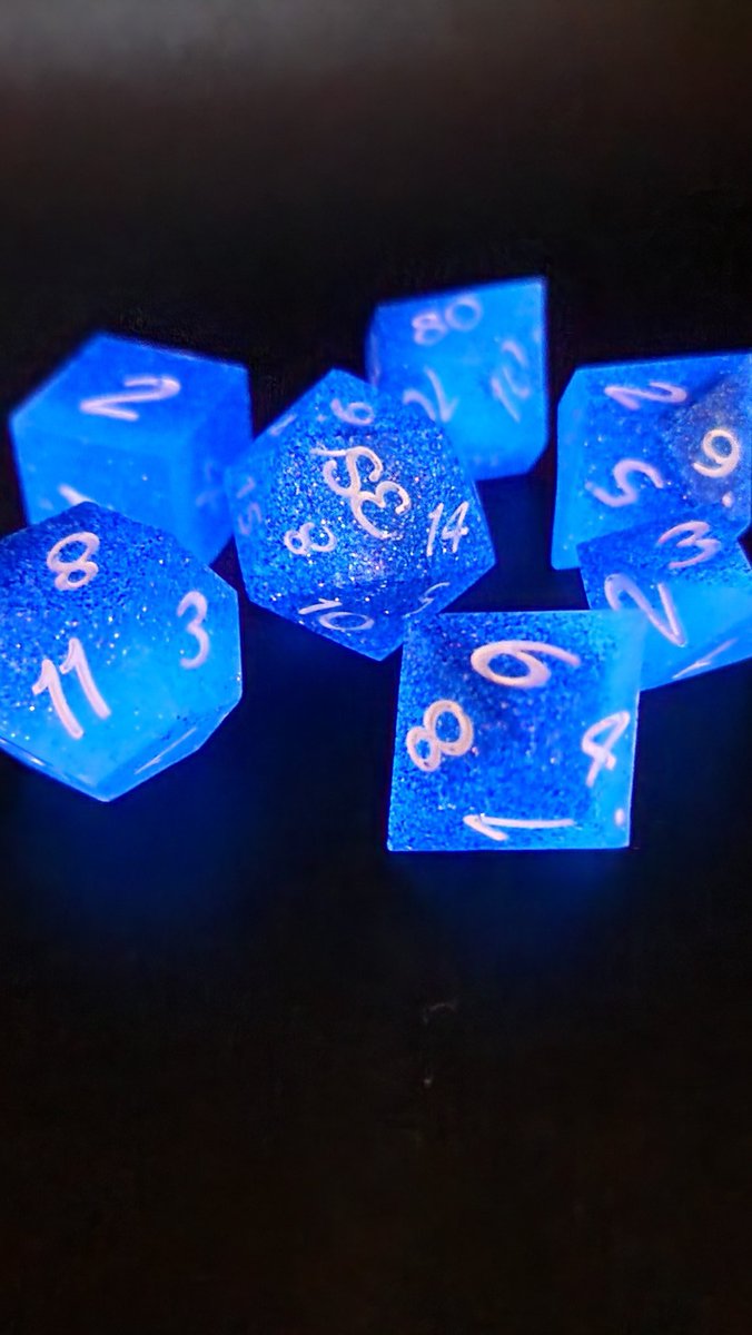 SimplyEdenUS's tweet photo. Have a sneek peek at one of the holiday Dice!
Before I couldn't get a good photo of their nighttime glow, now I have!
What does everyone think?

#dnd #ttrpg #ttrpgfamily #Dice #dicemaker #etsy #sale #d20 https://t.co/bCUvQiuG7c