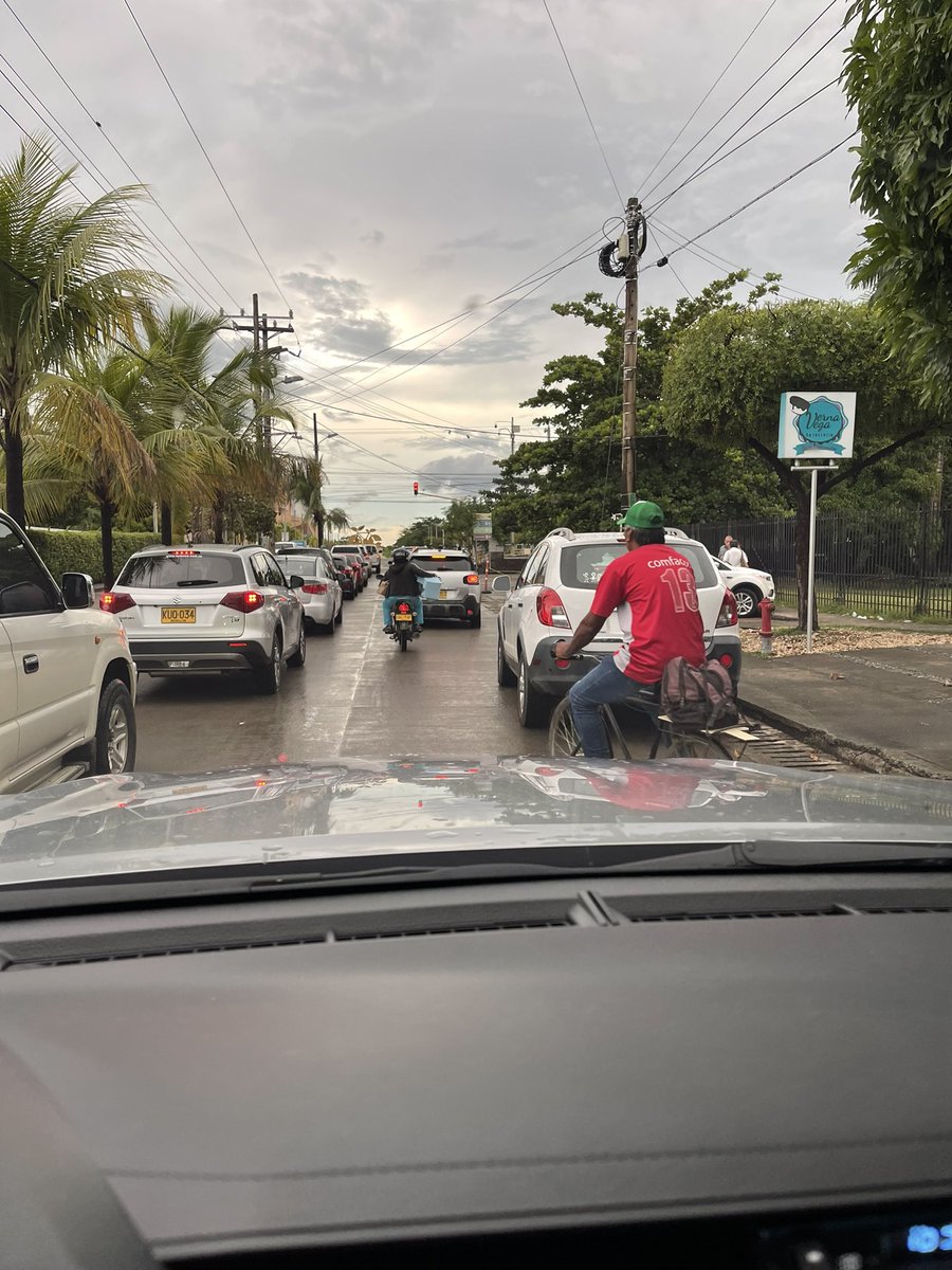 Rafapuche's tweet photo. Carros mala estacionada en la calle 68 a la altura de fervel ocasionándo trancones @TransitoMtr @PoliciaMonteria https://t.co/cl2yoiWgEE