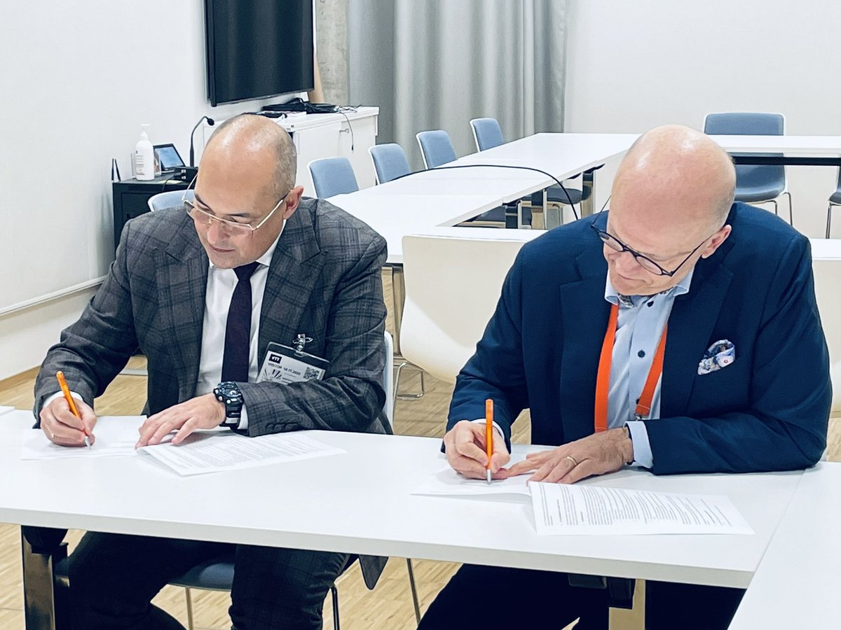 PopperRafael's tweet photo. It is #BeyondTheObvious that our #ExponentialHope for #ScienceForBusiness is being translated into concrete actions cementing #Łukasiewicz's position globally.
At #CFI we are happy to announce the signature of a #MOU boosting cooperation between @VTTFinland & @Lukasiewicz_pl 🤝 https://t.co/zM6MSvnSLW